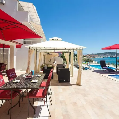 Gem Of The Sea Luxury With Brand New Heating Infinity Pool דירה טרוגיר