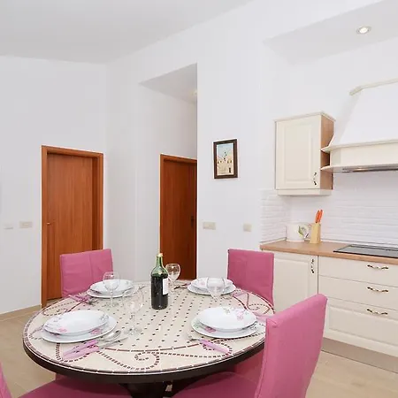 Gem Of The Sea Luxury With Brand New Heating Infinity Pool Apartman Trogir