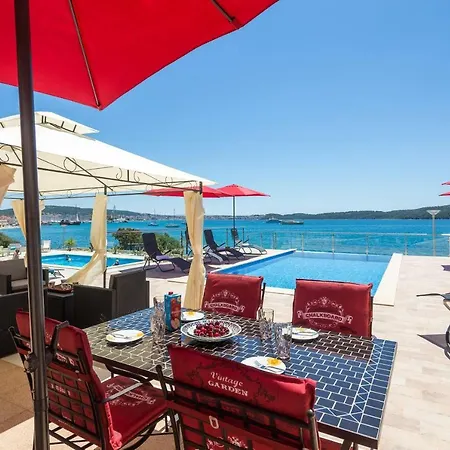 Gem Of The Sea Luxury With Brand New Heating Infinity Pool Apartmán Trogir