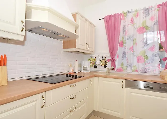 Gem Of The Sea Luxury With Brand New Heating Infinity Pool Apartman Trogir