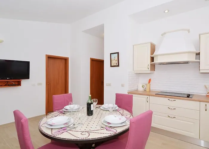 Gem Of The Sea Luxury With Brand New Heating Infinity Pool Apartman Trogir