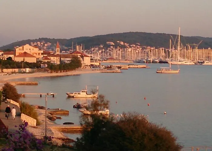 Gem Of The Sea Luxury With Brand New Heating Infinity Pool Apartman Trogir