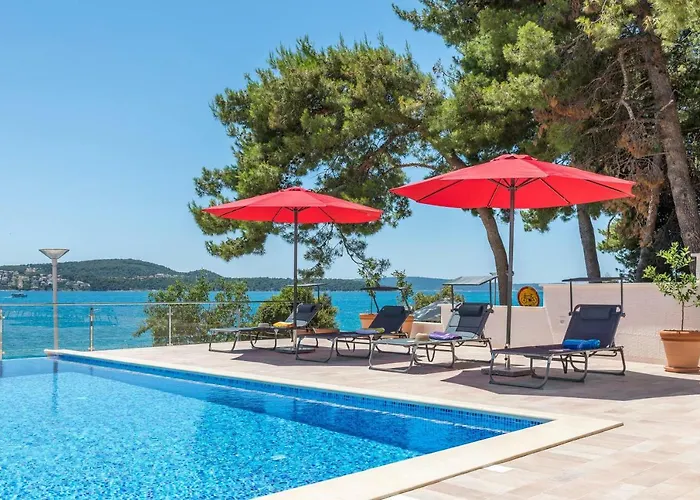 Gem Of The Sea Luxury With Brand New Heating Infinity Pool Apartman Trogir