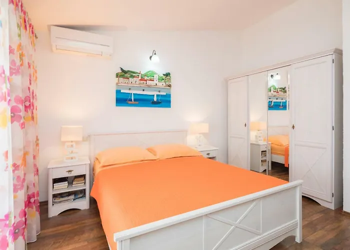 Gem Of The Sea Luxury With Brand New Heating Infinity Pool Apartman Trogir