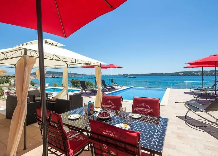 Gem Of The Sea Luxury With Brand New Heating Infinity Pool Apartman Trogir