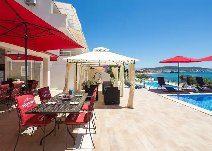 Gem Of The Sea Luxury With Brand New Heating Infinity Pool Apartman Trogir