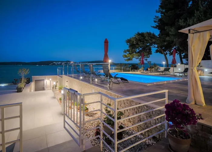 Gem Of The Sea Luxury With Brand New Heating Infinity Pool Apartman Trogir
