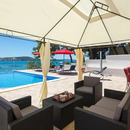 Gem Of The Sea Luxury With Brand New Heating Infinity Pool 特罗吉尔