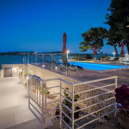 Gem Of The Sea Luxury With Brand New Heating Infinity Pool 아파트 트로기르